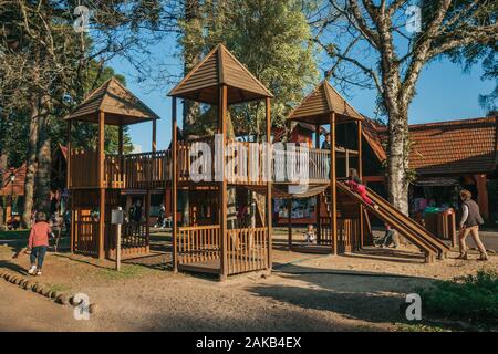 Spielplatz unter Bäumen mit Kindern in der Immigrant Village Park in Nova Petrópolis. Eine Stadt, die von deutschen Einwanderern im südlichen Brasilien gegründet. Stockfoto