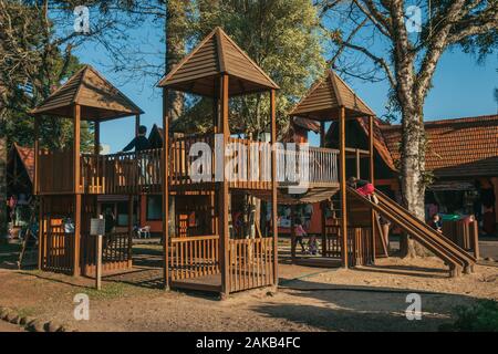 Spielplatz unter Bäumen mit Kindern in der Immigrant Village Park in Nova Petrópolis. Eine Stadt, die von deutschen Einwanderern im südlichen Brasilien gegründet. Stockfoto