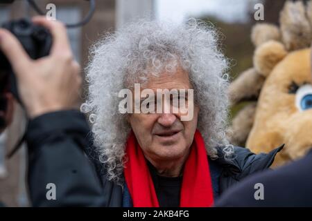 London, Großbritannien 8. Jan. 2020 Dr. Brian May und Tracy Crouch MP (Hedge Honcho) außerhalb der Häuser des Parlaments, London UK bekannt zu machen Projekt Amazing Grace zu helfen Großbritanniens rückläufigen Igel Bevölkerung zu speichern. Amazing Grace, ist eine Zusammenarbeit zwischen der Dr Brian May sparen Sie mir Vertrauen, Harper Marke Asprey Wildlife Rescue und die britische Hedgehog Preservation Society, kämpft gegen den Rückgang der Bevölkerung von Igeln in Großbritannien stellte Dr. Brian May Credit Ian DavidsonAlamy leben Nachrichten Stockfoto