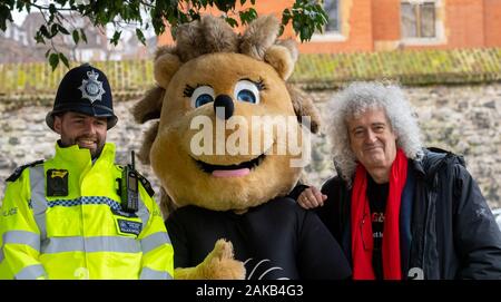 London, Großbritannien 8. Jan. 2020 Dr. Brian May und Tracy Crouch MP (Hedge Honcho) außerhalb der Häuser des Parlaments, London UK bekannt zu machen Projekt Amazing Grace zu helfen Großbritanniens rückläufigen Igel Bevölkerung zu speichern. Amazing Grace, ist eine Zusammenarbeit zwischen der Dr Brian May sparen Sie mir Vertrauen, Harper Marke Asprey Wildlife Rescue und die britische Hedgehog Preservation Society, kämpft gegen den Rückgang der Bevölkerung von Igeln in Großbritannien stellte Dr. Brian May (rechts) von Ian DavidsonAlamy leben Nachrichten Stockfoto