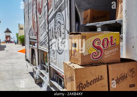 Die Boxen von Sol werden in Cancun, Mexiko aus einem Lieferwagen entladen. Stockfoto