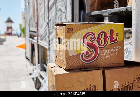 Die Boxen von Sol werden in Cancun, Mexiko aus einem Lieferwagen entladen. Stockfoto