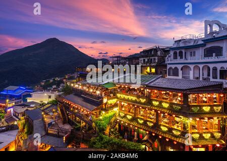 Jiufen alte Straße in der Dämmerung in Taipeh, Taiwan. Stockfoto