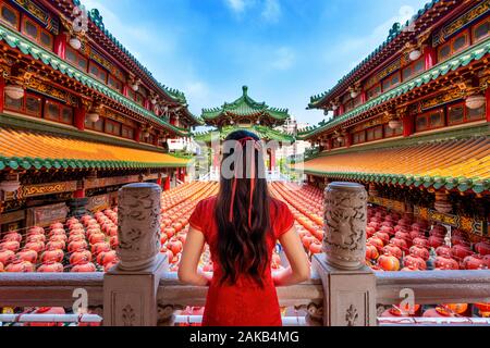 Asiatische Frau tragen traditionelle chinesische Kleid bei sanfeng Tempel in Kaohsiung, Taiwan. Stockfoto