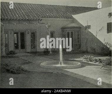 Architekt und Ingenieur. Der Architekt und Ingenieur 59. Terrasse DES HALLIQAY RESIDENCE, SANTA MONICAFierpont und Walter S. Davis, Henry F. Withey, Architekten eines der zehn bemerkenswertesten examplesof Architektur in Los Angeles, asselected, die durch die jüngsten Jury. Halliday Residence. - Das ist ein attraktives 1-stöckiges Haus, das im spanischen Stil, Iniiharound eine offene Terrasse oder Gericht. Das Äußere ist ein warmes lila Farbe. Das Dach ist von themottled spanische Fliesen, Novi? So wohl in Kalifornien gemacht. Volle Gelegenheit hat beentaken vom Architekten den Hof zu machen und den Garten ein Teil des Hauses und t Stockfoto