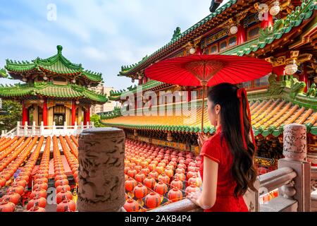 Asiatische Frau tragen traditionelle chinesische Kleid bei sanfeng Tempel in Kaohsiung, Taiwan. Stockfoto