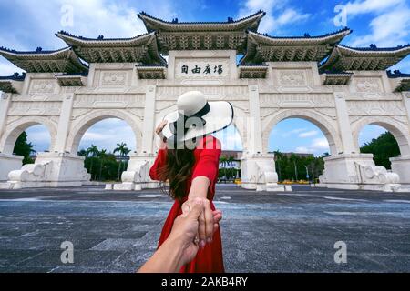 Frauen Touristen an der Hand Mensch und was ihn zu Chiang Kai Shek Memorial Hall in Taipeh, Taiwan. Stockfoto