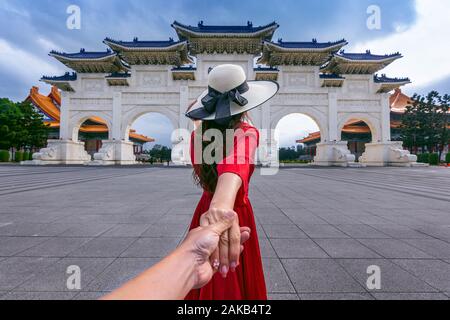 Frauen Touristen an der Hand Mensch und was ihn zu Chiang Kai Shek Memorial Hall in Taipeh, Taiwan. Stockfoto