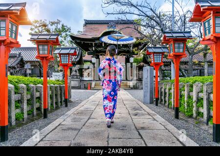 Asiatische Frau mit traditionellen japanischen kimono Tempel in Kyoto in Japan. Stockfoto