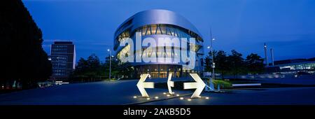 Mercedes-Benz Museum Außenansicht bei Nacht, Stuttgart, Baden-Württemberg, Deutschland Stockfoto