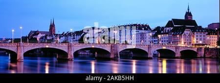 Mittlere Rheinbrucke (Mittlere Brücke) über den Rhein und das Stadtbild von Basel bei Sonnenuntergang, Schweiz Stockfoto