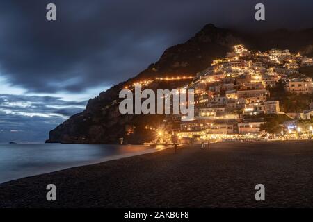 Bunte Häuser von Positano und Amalfi Küste bei Nacht, Italien. Nacht Landschaft. Stockfoto