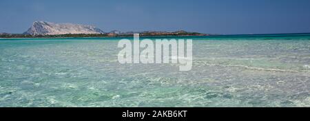 Marine von Mittelmeer am La Cinta Strand mit Insel Tavolara im Hintergrund, San Teodoro, Sardinien, Italien Stockfoto