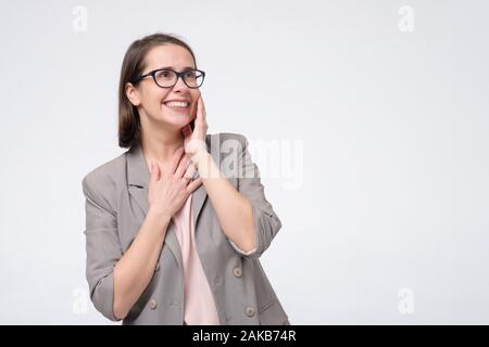 Lachen reife Geschäftsfrau in Gläsern Lachen auf Witz. Erfahrene professionelle Business Coach Lehrer mit guten Nachrichten. Studio shot Stockfoto