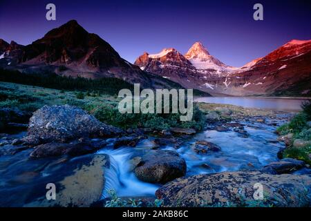 Landschaft mit See und Bergen, Mt. Assiniboine Provincial Park, British Columbia, Kanada Stockfoto