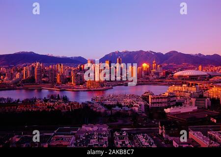 Stadtbild mit River bei Sonnenuntergang, Vancouver, British Columbia, Kanada Stockfoto