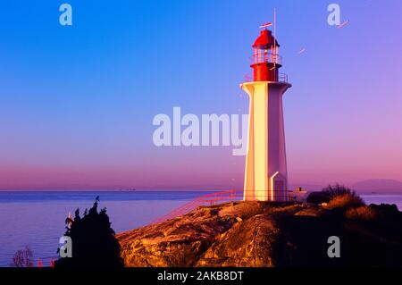 Leuchtturm am Meer bei Sonnenuntergang, Lighthouse Park, Vancouver, British Columbia, Kanada Stockfoto