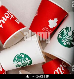 Tim Horton und Starbucks einweg Kaffeebecher. Stockfoto