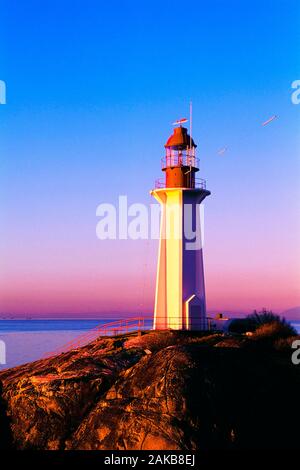 Leuchtturm am Meer bei Sonnenuntergang, Lighthouse Park, Vancouver, British Columbia, Kanada Stockfoto