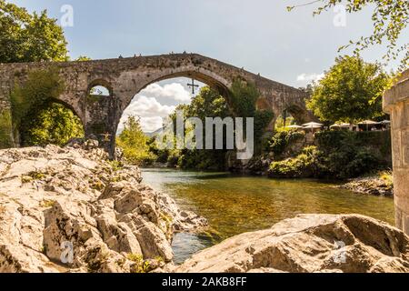 Cangas de Onis, Spanien. Junge springen in der Nähe der Römischen Brücke oder Puenton auf dem Fluss Sella, im Fürstentum Asturien Stockfoto