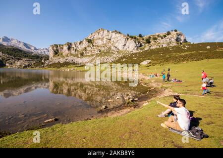 Cangas de Onis, Spanien, Menschen genießen die Lago La Ercina, einem der Seen von Covadonga Stockfoto