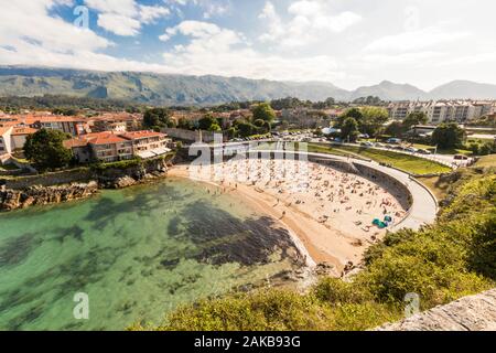 Llanes, Spanien. Blick auf die Playa de El Sablon, einem berühmten Strand im Meer und Hafen von Llanes in Asturien Stockfoto