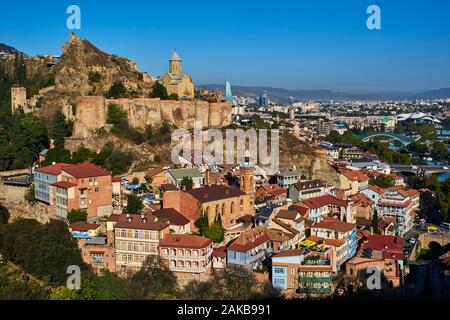 Georgien, Kaukasus, Tbilissi, die Altstadt oder Dzveli Kalaki, der Bezirk von abanotubani oder Stadtteil Schwefelbäder durch die Festung Narikala Stockfoto