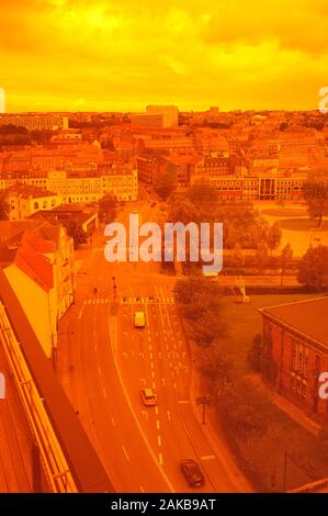 Blick auf die Stadt Århus, Dänemark. Foto durch orange Glas in Ihre Rainbow Panorama, ARoS-Museum Gehweg genommen. Vertikale Foto. Stockfoto