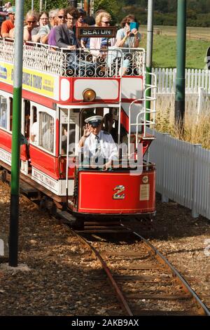 Historische oben offene elektrische Straßenbahn Passagiere zu Colyford Dorf in der Ax Tal Dorset Stockfoto
