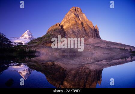 Landschaft mit Mount Assiniboine in Sunburst Lake, Mount Assiniboine Provincial Park, British Columbia, Kanada widerspiegeln Stockfoto