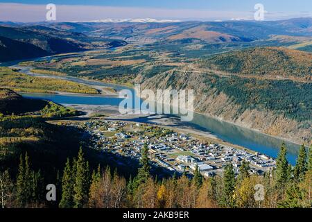 Übersicht über Dawson City und den Yukon River, Yukon Territory, Kanada Stockfoto