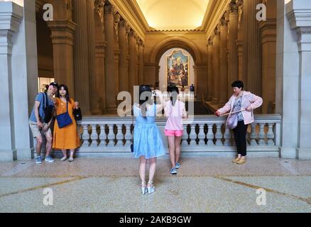 New York City, NY, USA. Apr 2017. Asiatische Mutter, Tochter für eine Kamera stellen, wie im Rest der Masse. Stockfoto