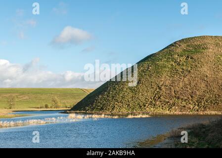 Die riesige Neolithische chalk Damm der Silbury Hill, Avebury, Wiltshire, UK. Es ist 40 m hoch und um 2300 v. Chr. errichtet wurde Stockfoto