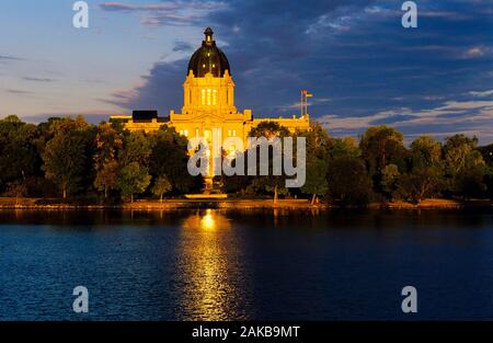Saskatchewan Legislative Building über den Fluss bei Sonnenuntergang, Regina, Saskatchewan, Kanada Stockfoto