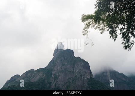 Die steilen Berge der Serra dos Orgaos Park, Teresopolis, Rio de Janeiro, Brasilien. Stockfoto