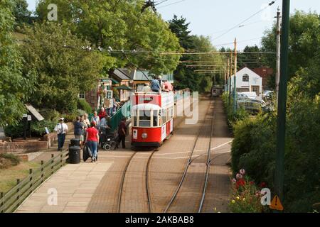 Historische oben offene elektrische Straßenbahn Passagiere zu Colyford Dorf Station in der Ax Tal Dorset Stockfoto
