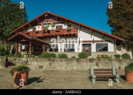 Charmantes Haus aus kommunalen Kulturzentrum in deutscher Sprache - Einfluss Stil auf einem Park von Gramado. Ein niedliches europäisch geprägten Stadt im südlichen Brasilien. Stockfoto