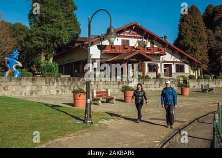 Haus aus kommunalen Kulturzentrum in deutscher Sprache - Einfluss auf einen Park mit Menschen bei Gramado. Ein niedliches europäisch geprägten Stadt im südlichen Brasilien. Stockfoto