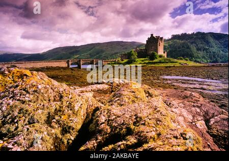 Landschaft mit Eilean Donan Castle und Brücke, Highlands, Schottland, UK Stockfoto