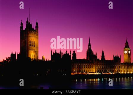 Häuser des Parlaments bei Nacht, Westminster, London, England, Großbritannien Stockfoto