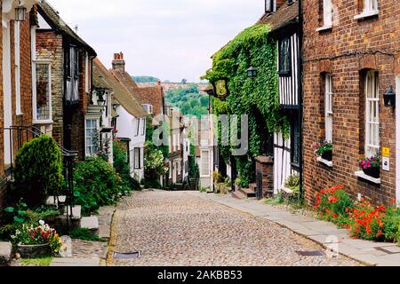 Straße mit Kopfsteinpflaster mit Häusern in kleinen Altstadt, Rye, East Sussex, England, Großbritannien Stockfoto