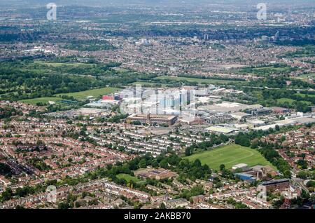 Luftaufnahme über Brentford und Osterley mit dem Himmel Neue und Fernsehstudios in der Mitte mit dem historischen Art Deco Gillette Gebäude overlooki Stockfoto