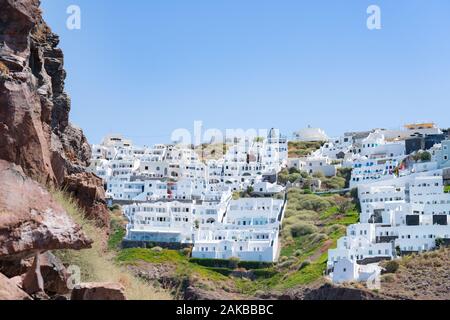 Santorini Griechenland - 10. August 2019; Blick auf die weissen Häuser und Hotels in Fira von skaros Felsen einer felsigen Landzunge ins Meer ragt aus Küste, Formen Stockfoto