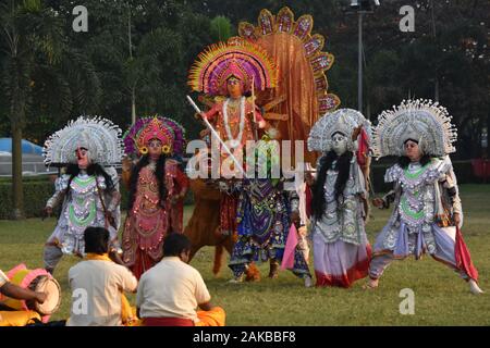 Kolkata, Indien. 08 Jan, 2020. Ein Dorf kulturelle Gruppe von purulia von West Bengal ist die Durchführung der Volkstanz und Musik' Chhau'. Es zeigt den Sieg der Göttin Durga in ihrem Kampf gegen die Form - Ändern Asura, genannt "ahisasuramardini' in der hinduistischen Mythologie. (Foto durch Biswarup Ganguly/Pacific Press) Quelle: Pacific Press Agency/Alamy leben Nachrichten Stockfoto