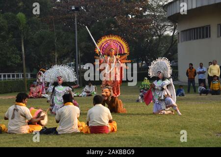 Kolkata, Indien. 08 Jan, 2020. Ein Dorf kulturelle Gruppe von purulia von West Bengal ist die Durchführung der Volkstanz und Musik' Chhau'. Es zeigt den Sieg der Göttin Durga in ihrem Kampf gegen die Form - Ändern Asura, genannt "ahisasuramardini' in der hinduistischen Mythologie. (Foto durch Biswarup Ganguly/Pacific Press) Quelle: Pacific Press Agency/Alamy leben Nachrichten Stockfoto