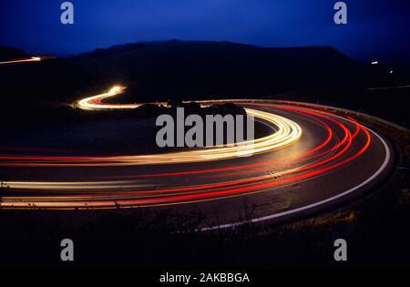 Leichte Wanderwege auf kurvenreichen Straße bei Nacht, Kalifornien, USA Stockfoto