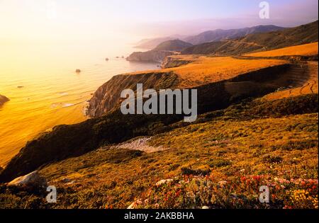 Landschaft mit Küsten mit Klippen bei Sonnenuntergang, Big Sur, Kalifornien, USA Stockfoto