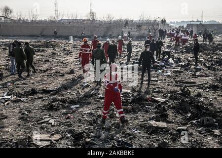 Shahedshahr, Iran. 08 Jan, 2020. Retter suche Ablagerungen an der Szene, wo eine ukrainische Flugzeug mit 176 Menschen am Mittwoch kurz nach dem Start in Teheran Flughafen abgestürzt, töten alle an Bord. Credit: Mohammadreza Abbasi/dpa/Alamy leben Nachrichten Stockfoto