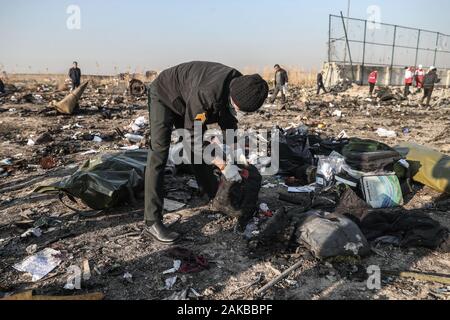 Shahedshahr, Iran. 08 Jan, 2020. Retter suche Ablagerungen an der Szene, wo eine ukrainische Flugzeug mit 176 Menschen am Mittwoch kurz nach dem Start in Teheran Flughafen abgestürzt, töten alle an Bord. Credit: Mohammadreza Abbasi/dpa/Alamy leben Nachrichten Stockfoto