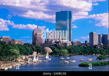 Stadtbild mit Wolkenkratzern und Segelboote in Back Bay, Boston, Massachusetts, USA verankert Stockfoto